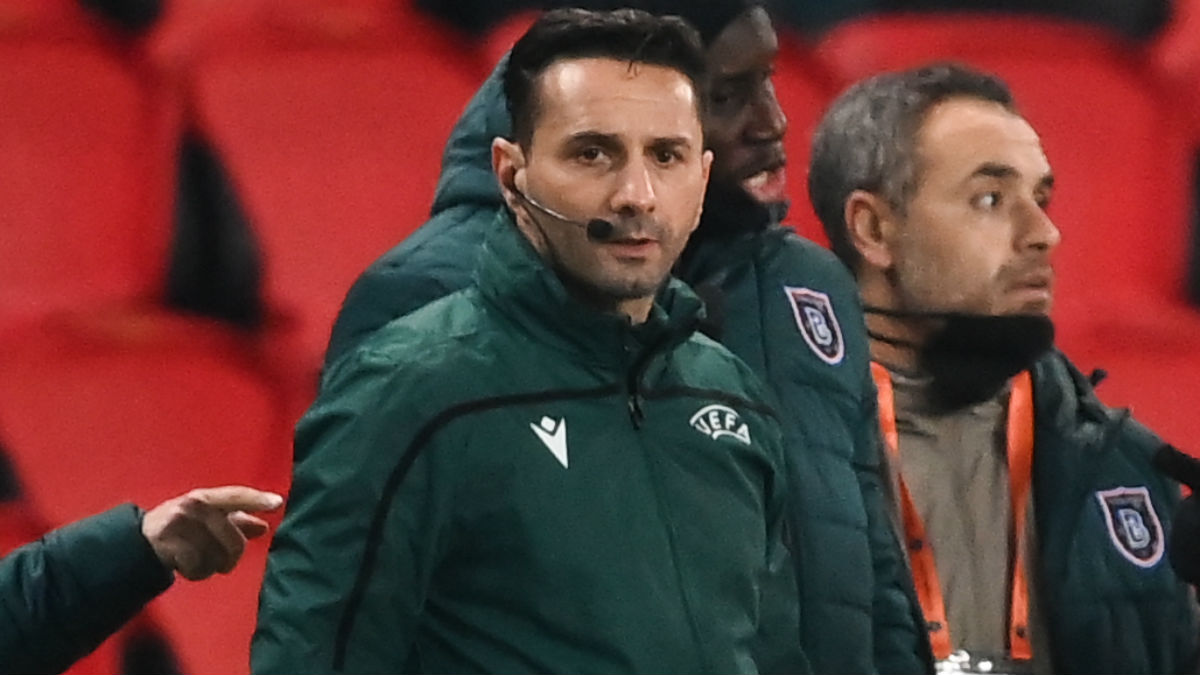 Sebastian Coltescu, el cuarto árbitro del PSG-Basaksehir. (AFP)