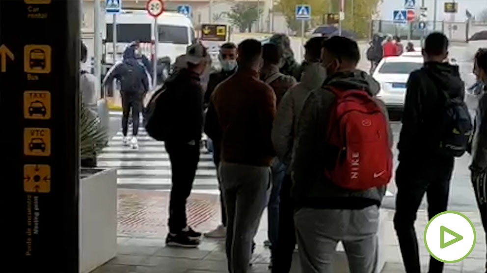 Inmigrantes ilegales en el aeropuerto de Granada.