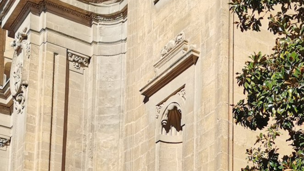 Rescatan a un hombre desnudo de la fachada de la Catedral de Granada