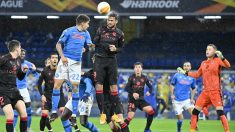 Willian José y Di Lorenzo. (AFP)