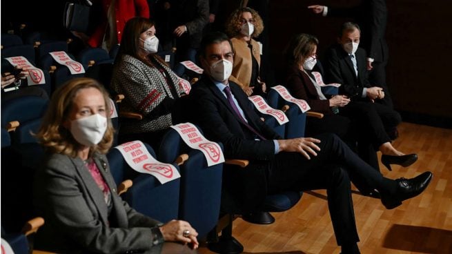 Nadia Calviño, sentada junto a Pedro Sánchez en un reciente acto