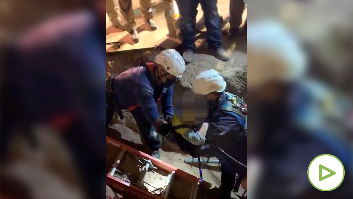 Bomberos logran rescatar a un niño de cuatro años que cayó a un pozo en Texas.