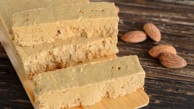 Pastel semifrío de turrón, receta dulce y deliciosa