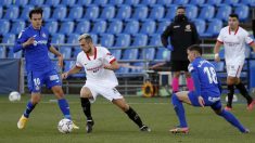 Joan Jordán conduce el balón ante dos jugadores del Getafe. (EFE)