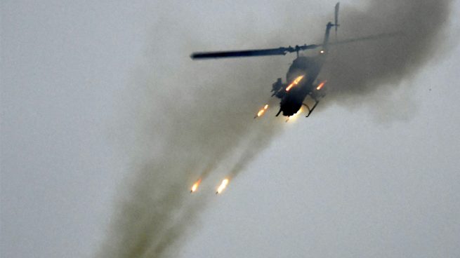 Un helicóptero lanza misiles Hellfire (Foto: AFP)