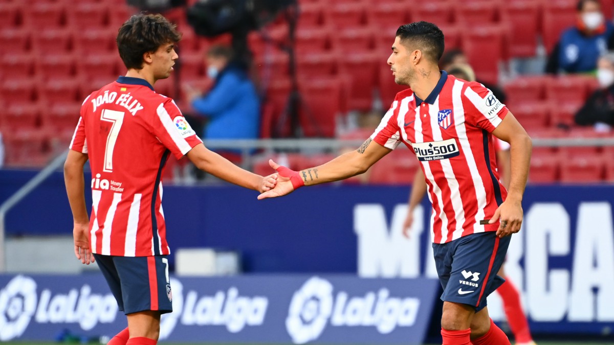 Joao Félix y Luis Suárez, en un partido. (AFP)