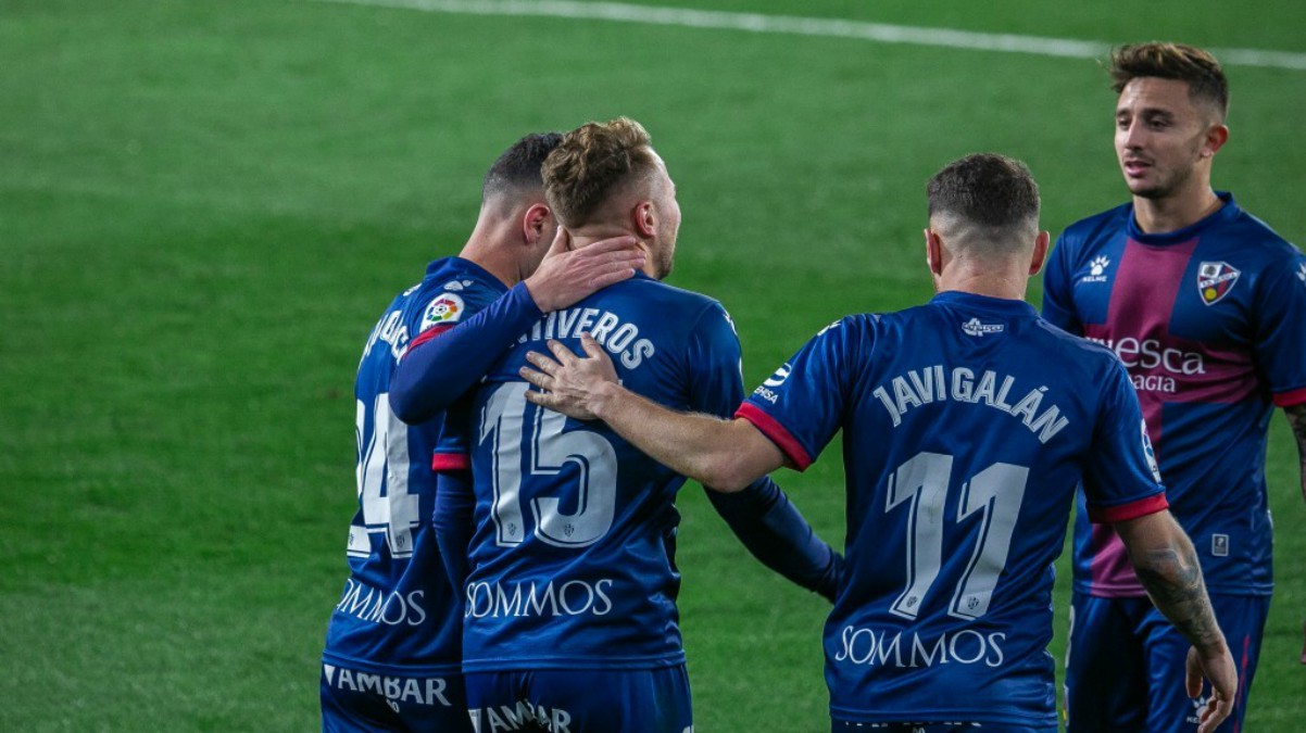 Los jugadores del Huesca acompañaron a Ontiveros. (SD Huesca)