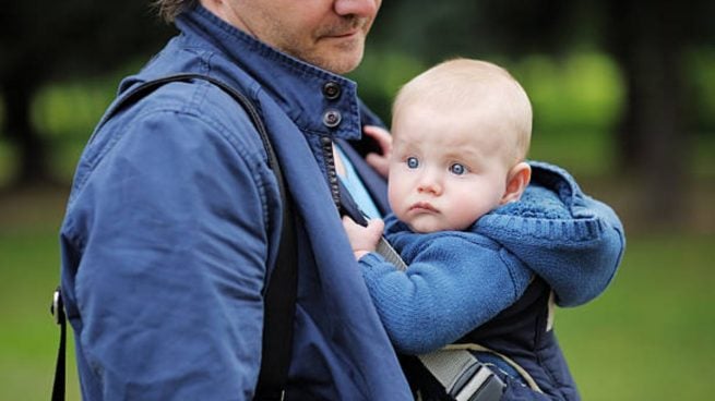 Cómo llevar al bebé en una mochila portabebés 