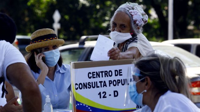 Más de 6,5 millones de venezolanos vota en la consulta popular de Guaidó contra Maduro