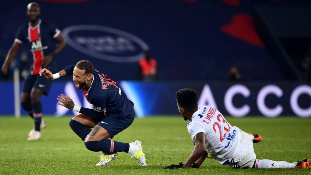 Thiago Mendes lesiona a Neymar con una entrada criminal. (AFP)