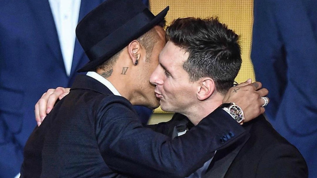 Neymar da un beso a Leo Messi durante la entrega del Balón de Oro. (@neymarjr)