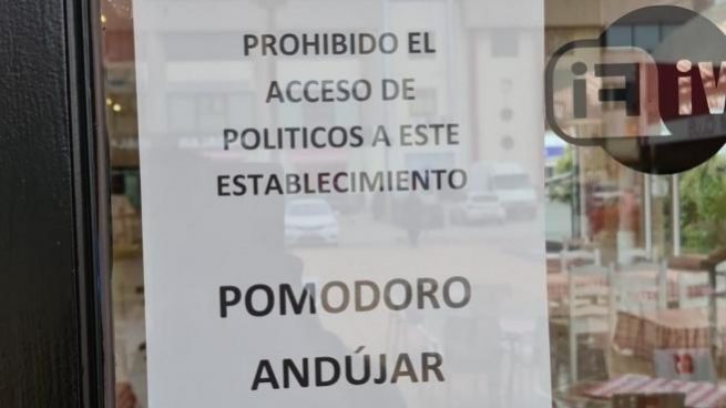 Un alcalde socialista de Jaén ordena retirar un cartel que prohibía a los políticos entrar a un restaurante
