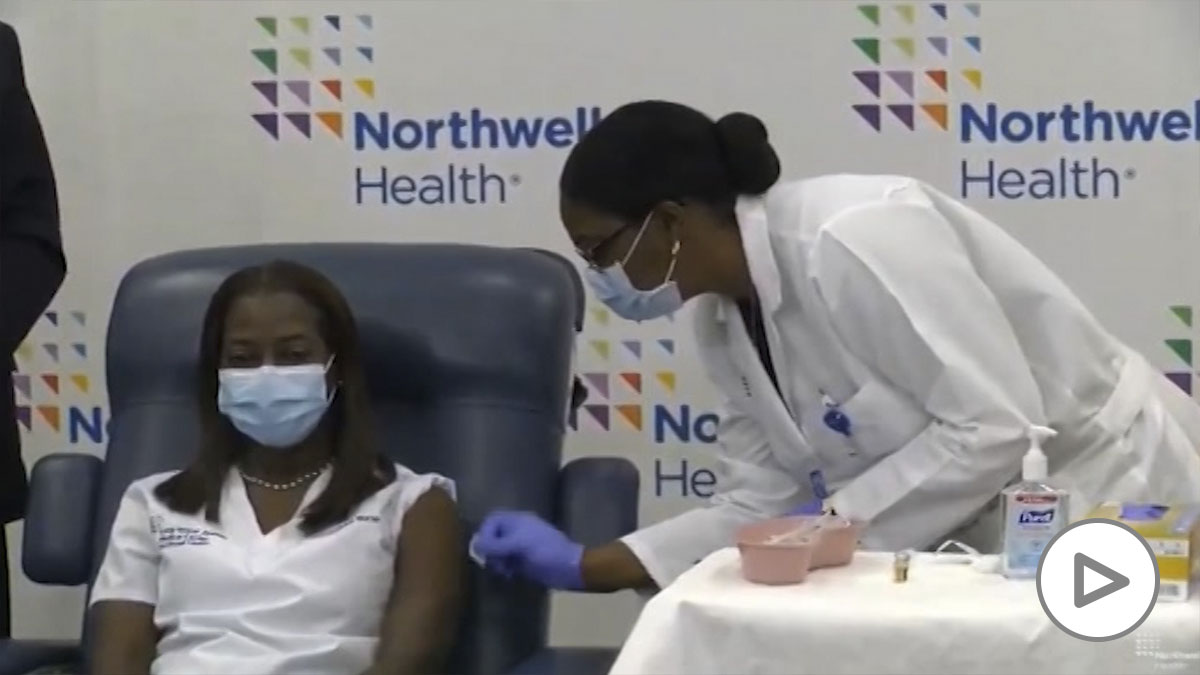 La enfermera Sandra Lindsay recibe la primera vacuna en Estados Unidos.