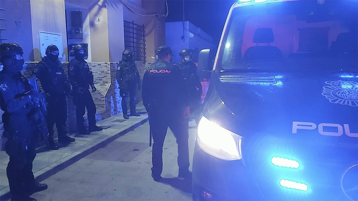 Agentes de la Policía Nacional en la operación contra el tráfico de droga en el Campo de Gibraltar.