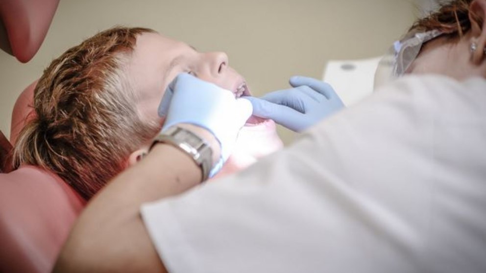 Un niño en la consulta de un dentista.