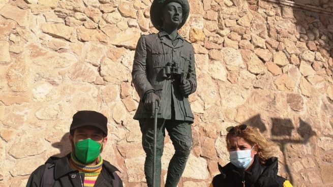 Representantes de Podemos ante la estatua de Franco en Melilla.