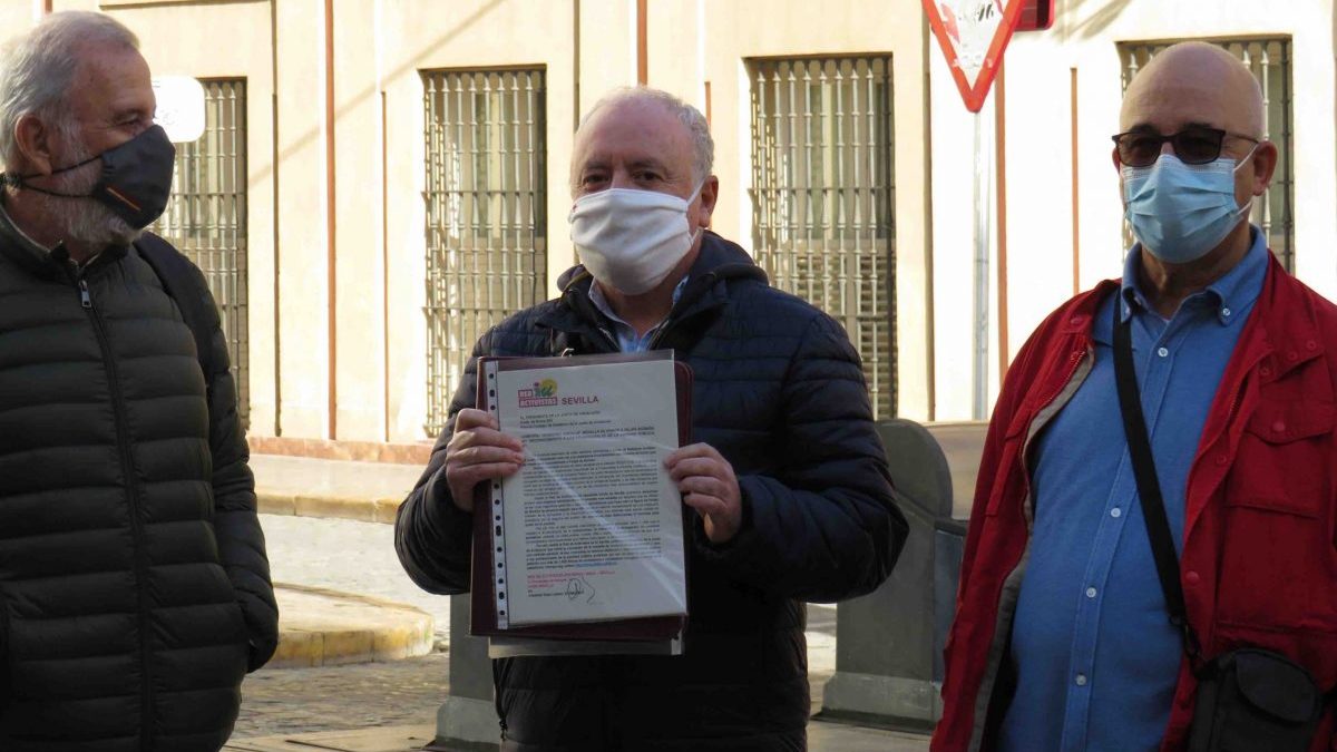 Sevilla.- IU entrega 1.057 firmas contra la «chapuza» de la medalla de honor a Felipe VI y para reconocer a la sanidad