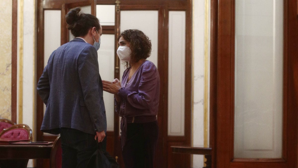 Pablo Iglesias y María Jesús Montero conversando en los pasillos del Congreso. (Foto: E. Parra / POOL)