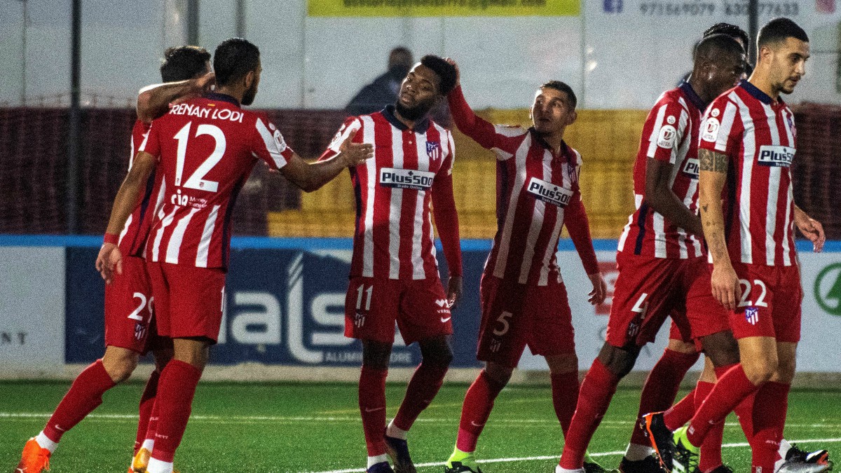 Los jugadores del Atlético celebran el gol de Lemar frente al Cardassar. (EFE)