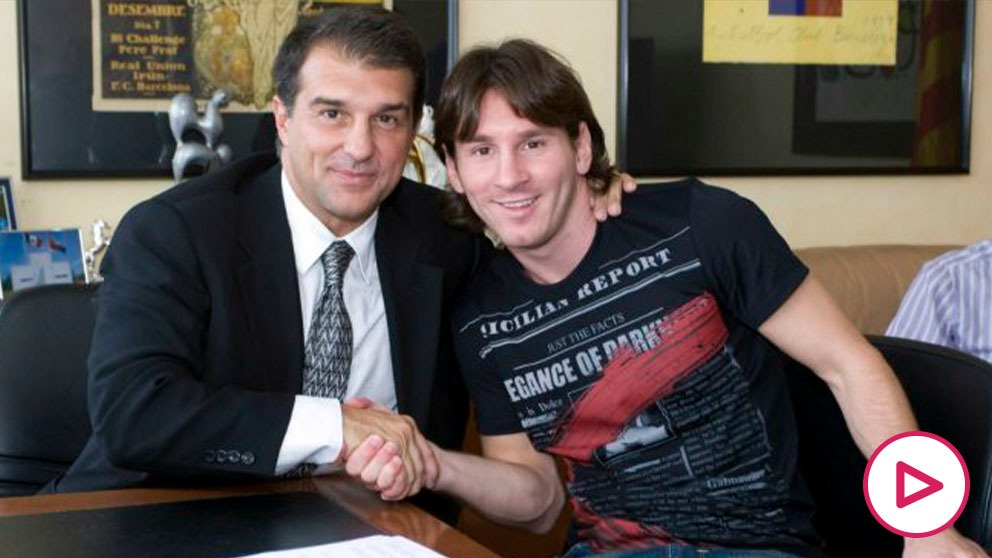 Laporta y Messi firman una de las renovaciones de Leo con el Barcelona. (fcbarcelona.com)