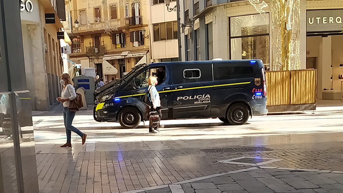 Imagen de un furgón de la Policía Local de Málaga circulando por calle Larios