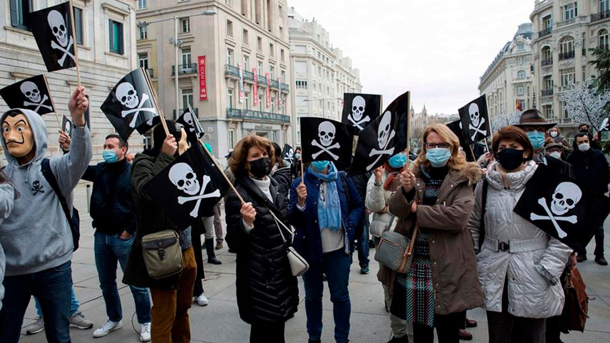 La Asociación Española de Abogados Cristianos participa en una concentración convocada este jueves ante el Congreso en rechazo a la ley de la eutanasia. Foto: EFE