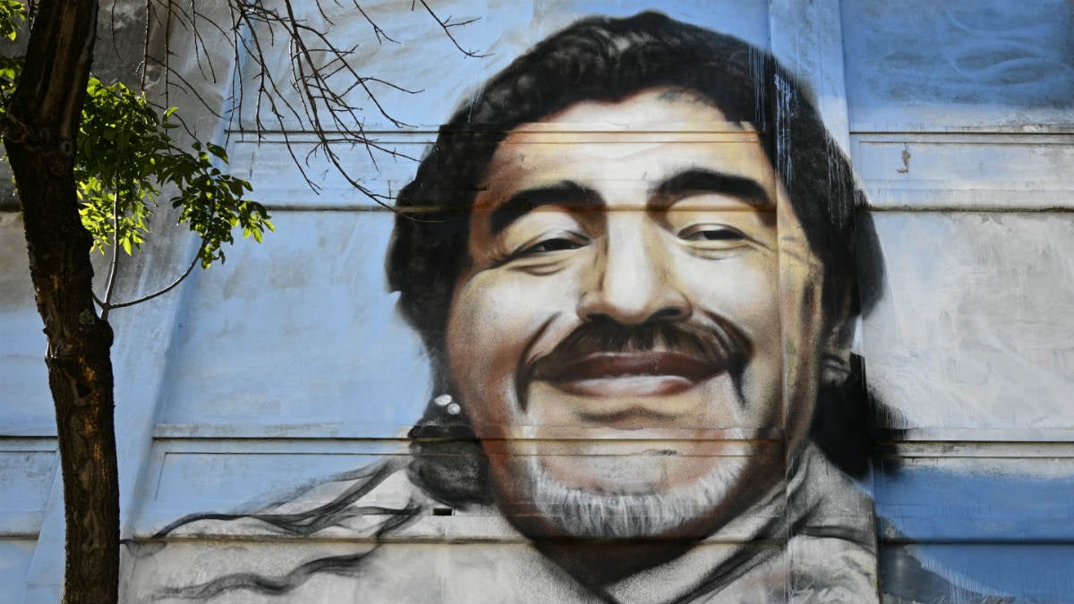 Un mural de Maradona en la ciudad de Nápoles. (AFP)