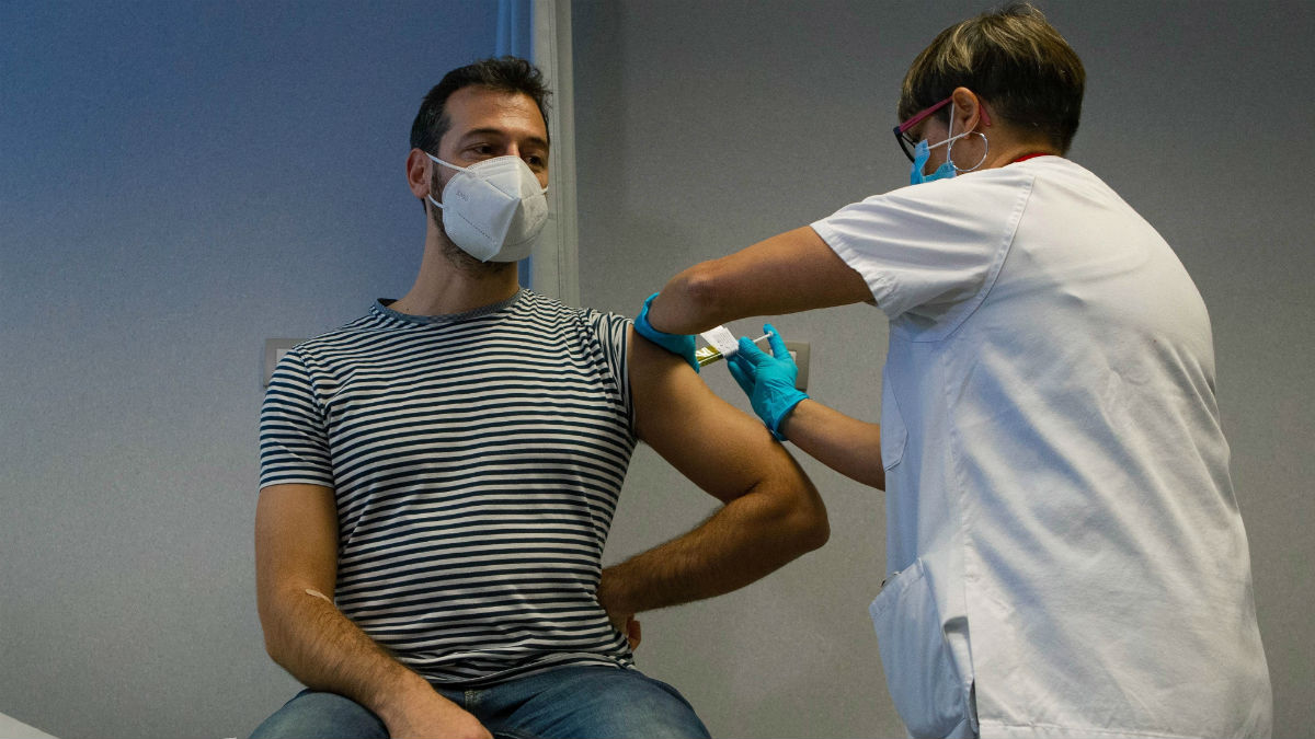 Un hombre recibiendo la vacuna contra la Covid-19.
