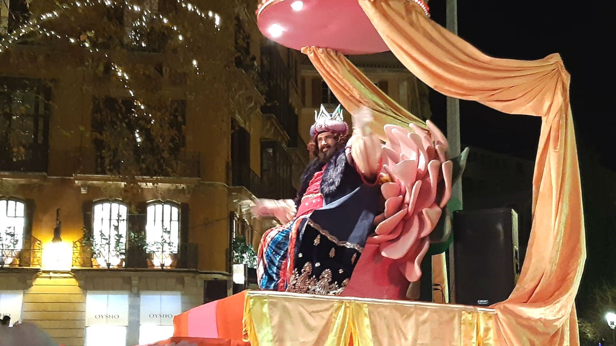 El rey Gaspar en un momento de la Cabalgata de Reyes Magos 2020 de Palma de Mallorca. (Foto: Europa Press)