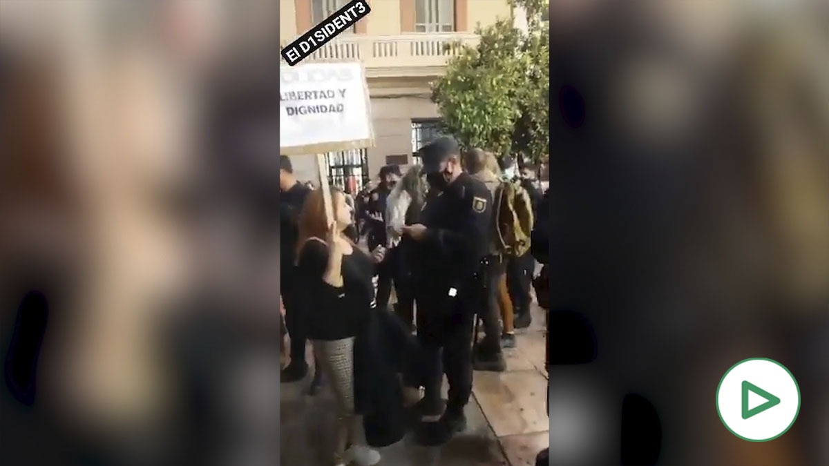 Colas en Málaga ante la Policía para ser multados voluntariamente por no llevar mascarilla.