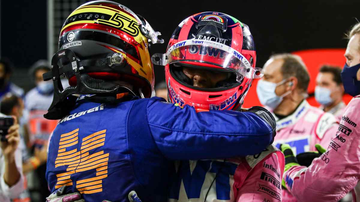 Carlos Sainz felicita a Sergio Pérez por su victoria en el Gran Premio de Baréin. (AFP)