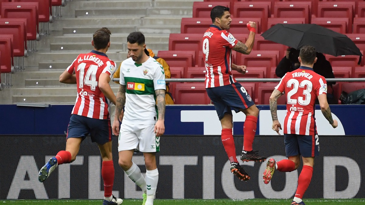 Luis Suárez celebra un gol ante el Elche. (AFP)