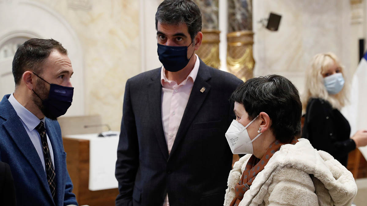 El alcalde de San Sebastián, Eneko Goia (c), acompañado por familiares de Mikel Zabalza, durante el homenaje celebrado este sábado en el Ayuntamiento de la ciudad en memoria de Mikel Zabalza.