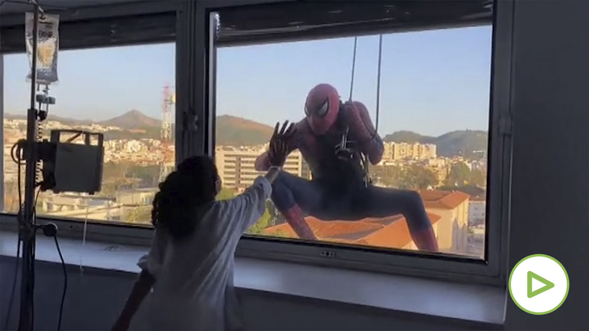 Spiderman sorprende a los niños de un hospital en Málaga