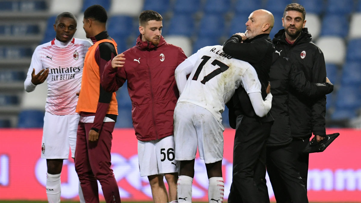 Rafael Leao es felicitado por sus compañeros tras su gol. (Getty)