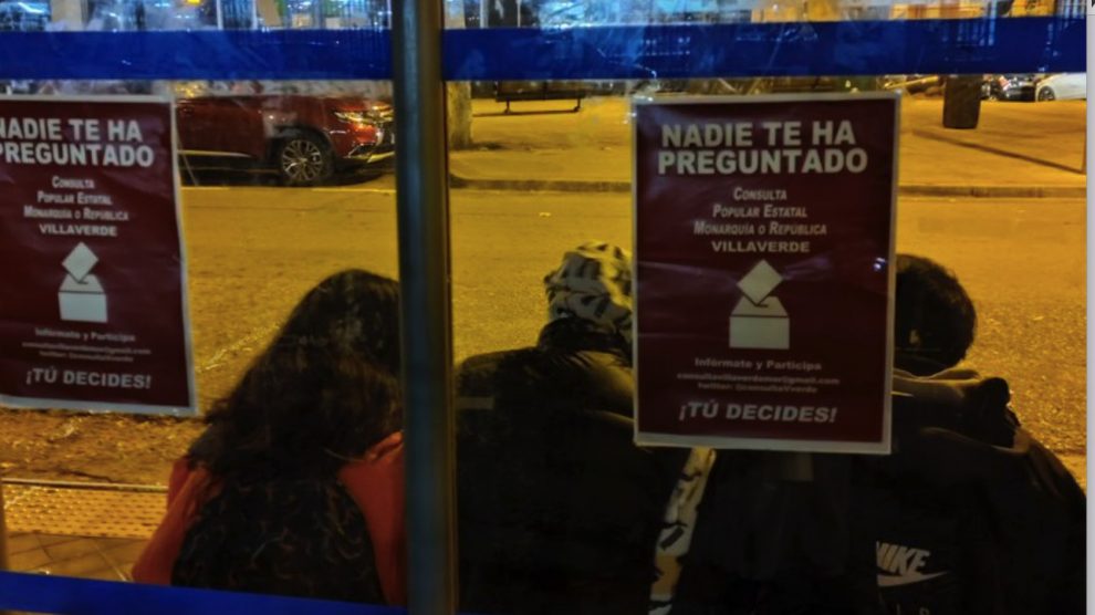 Propaganda sobre este referéndum fake en marquesinas de autobús de Madrid.