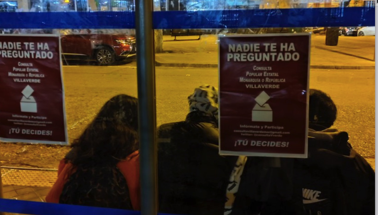 Propaganda sobre este referéndum fake en marquesinas de autobús de Madrid.