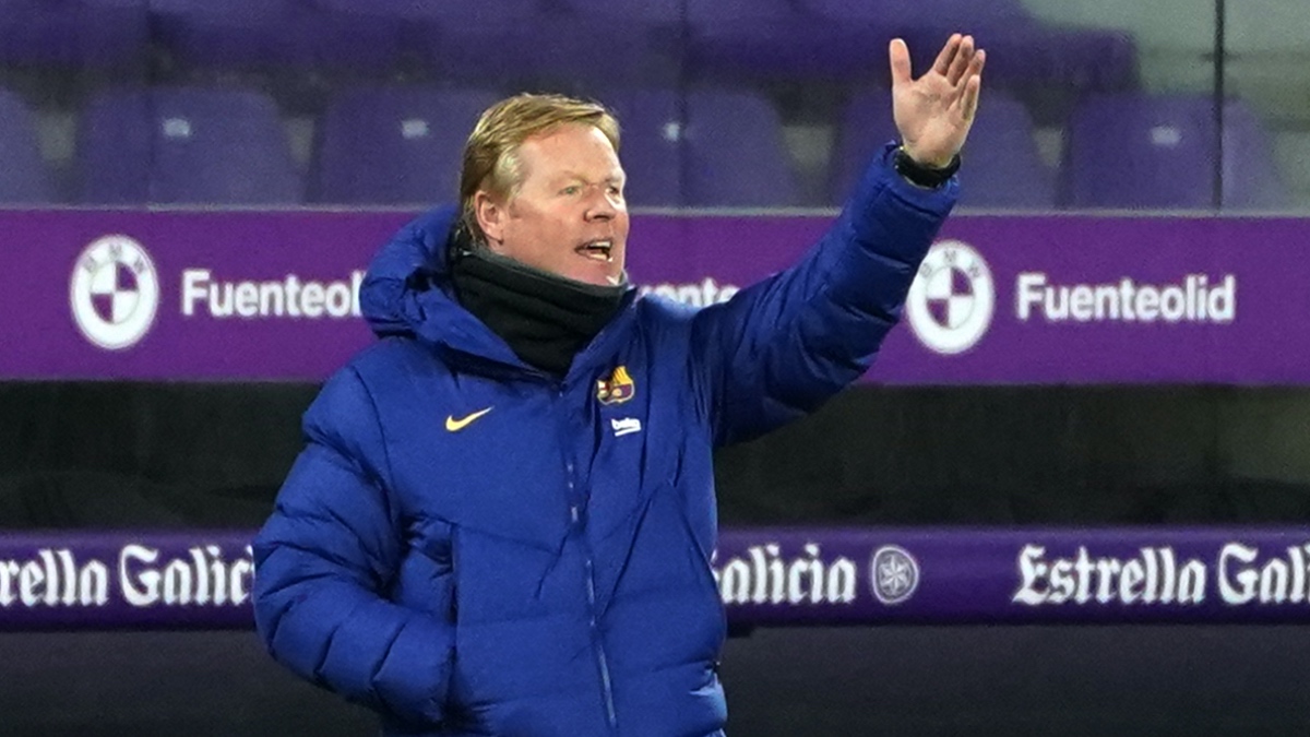 Ronald Koeman da indicaciones durante el Valladolid – Barcelona en el José Zorrilla. (AFP)