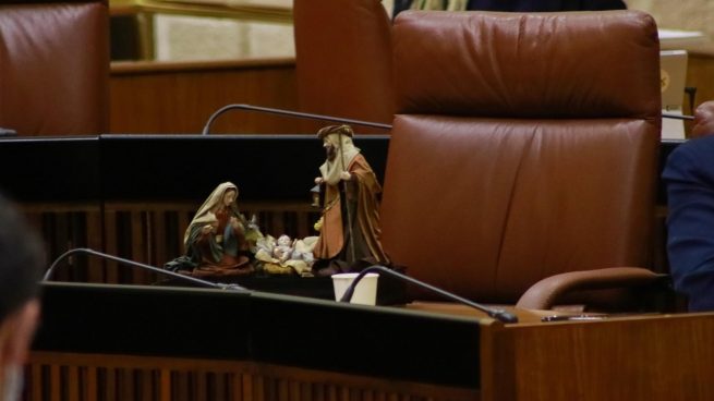 Vox monta su propio belén en el Parlamento de Andalucía ante la ausencia de decoración navideña