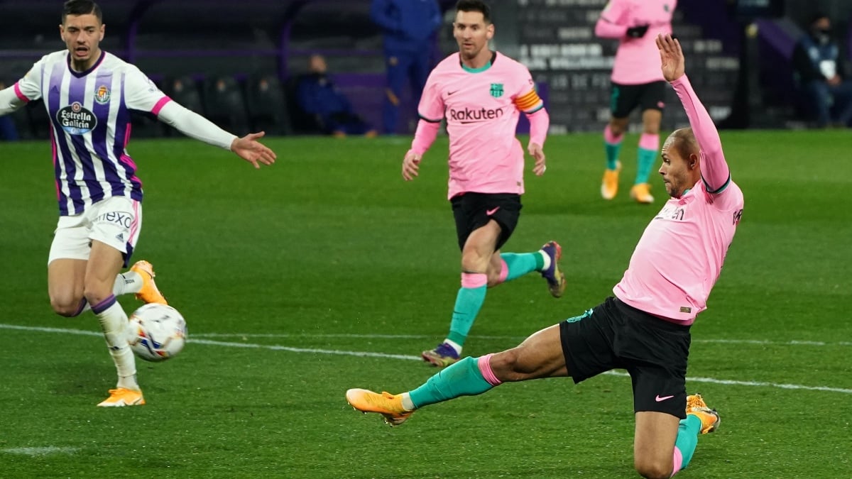 Braithwaite intenta el remate durante el Valladolid – Barcelona. (AFP)