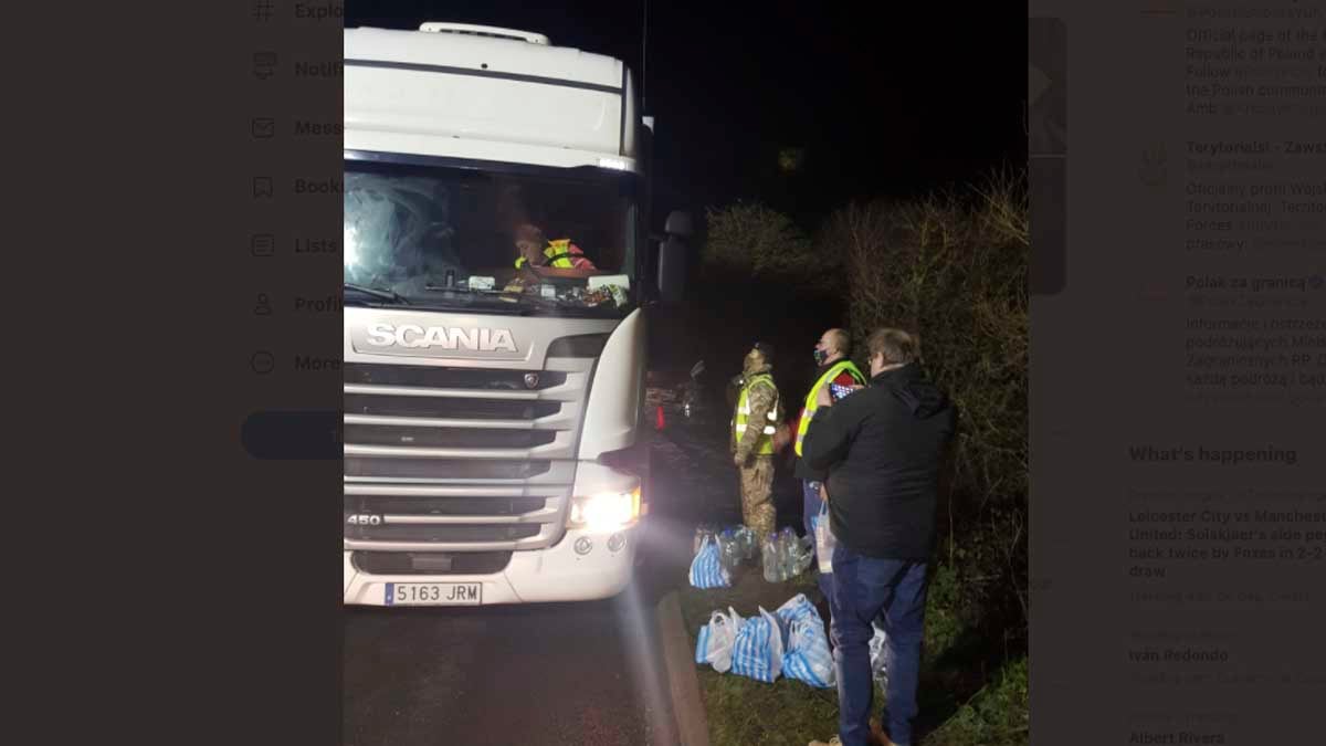 Militares polacos ayudando a un camionero español,