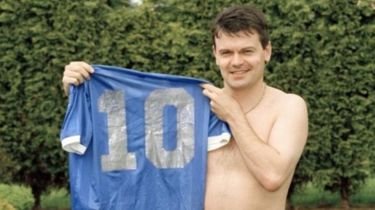 Steve Hodge posa con la camiseta de Diego Armando Maradona del Inglaterra-Argentina del 86′.