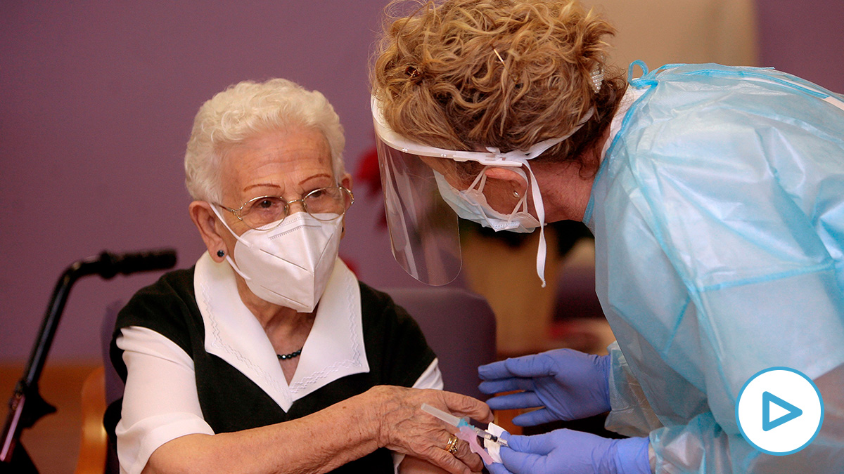 Una anciana y una auxiliar sanitaria: primeras personas vacunadas contra el coronavirus en España.