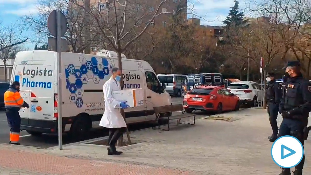 Llegada de la vacuna a la residencia pública de mayores Vallecas, de Madrid.