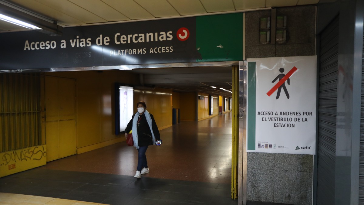 Una persona en la Estación de Chamartín – Marta Fernández Jara – Europa Press – Archivo