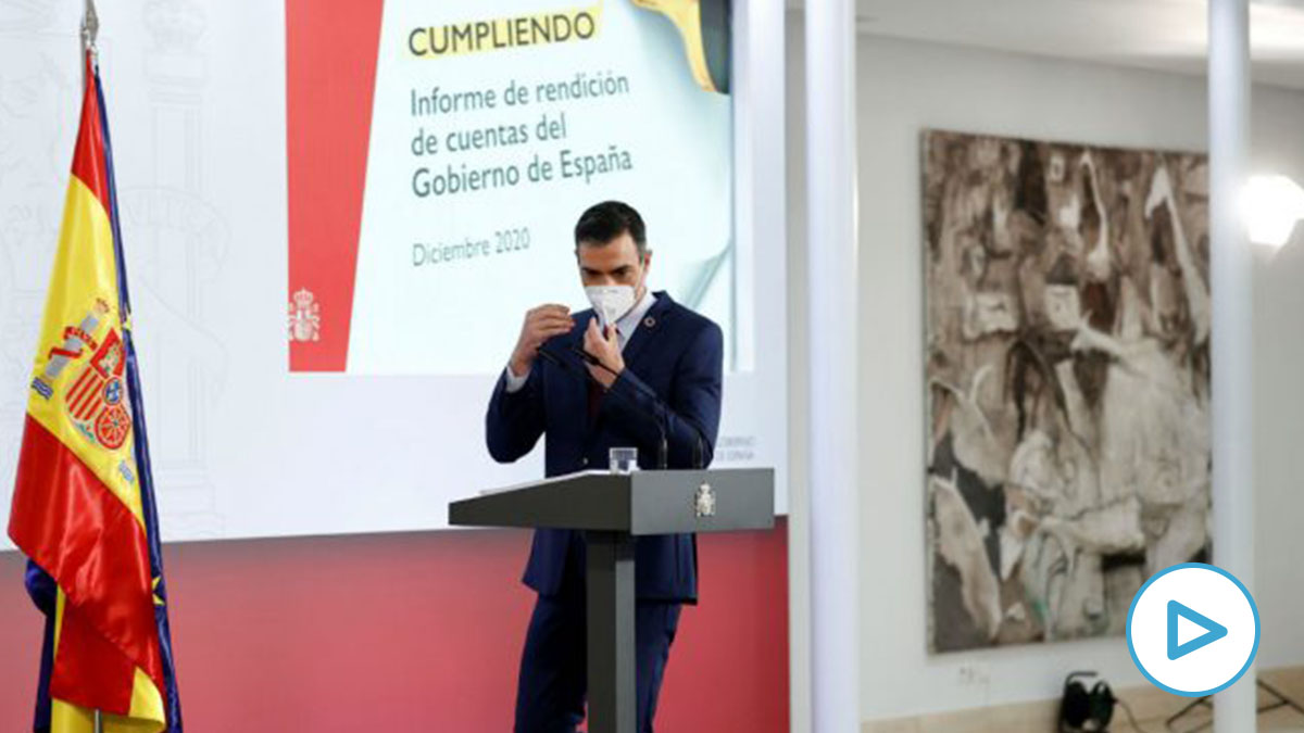 El presidente Pedro Sánchez llegando al atril de Moncloa para hacer su balance anual. (Foto: Efe)