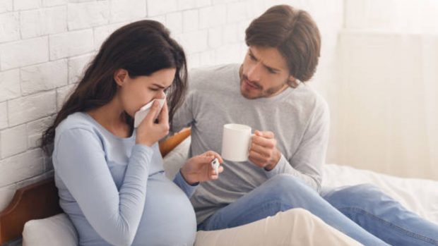 Tos y resfriado durante el embarazo: Qué medicamentos se pueden tomar y remedios naturales