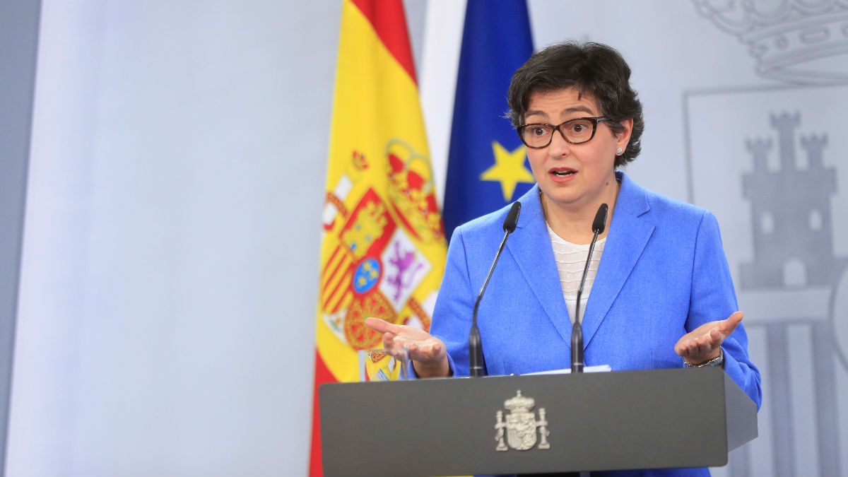 La ministra española de Asuntos Exteriores, Arancha González Laya, en una rueda de prensa en Moncloa. (Foto: Efe)