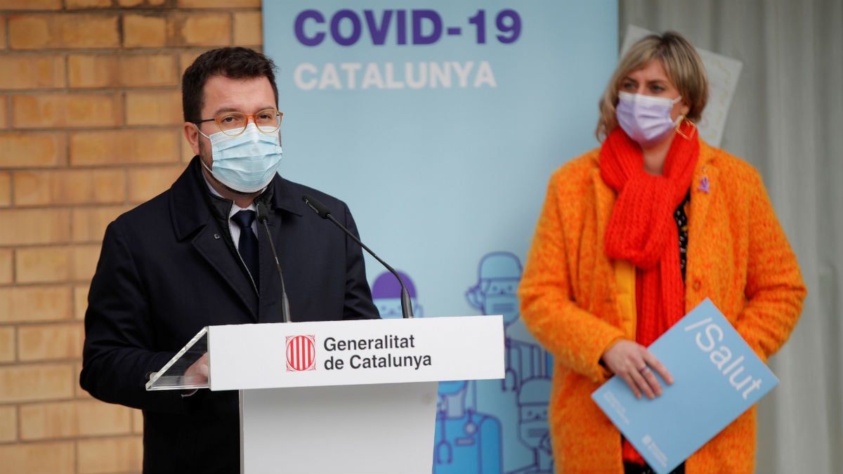 El presidente interino de la Generalitat, Pere Aragonès, y la consellera de Salud, Alba Vergés. (Foto: EFE)