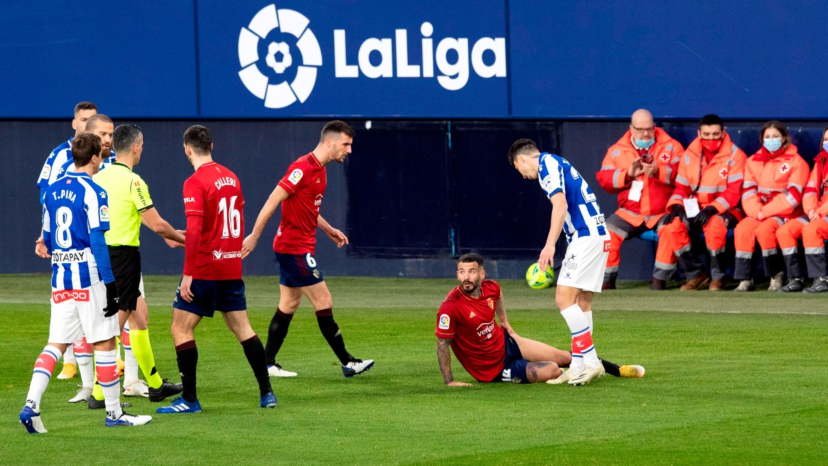 Los jugadores de Osasuna y Alavés, en un lance del partido. (EFE)